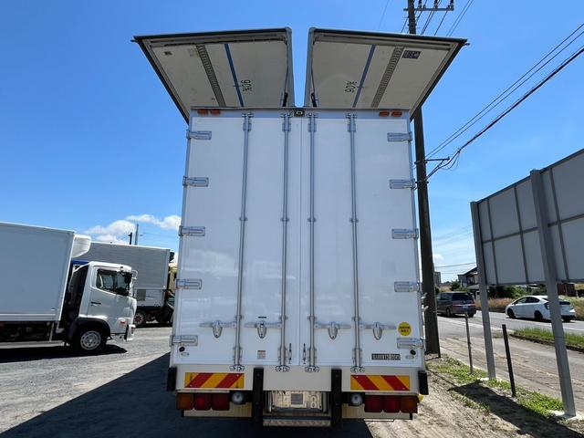 プロフィア 　３８０馬力　積載１３４００ｋｇ　バックモニタ　７速ＭＴ　トレクス製　箱長さ９６０ｃｍ幅２４１ｃｍ高さ２５８ｃｍ　車内上級グレード仕様　磁石式リターダ　ライトウォッシャー　リアエアサス　センターローラー（10枚目）