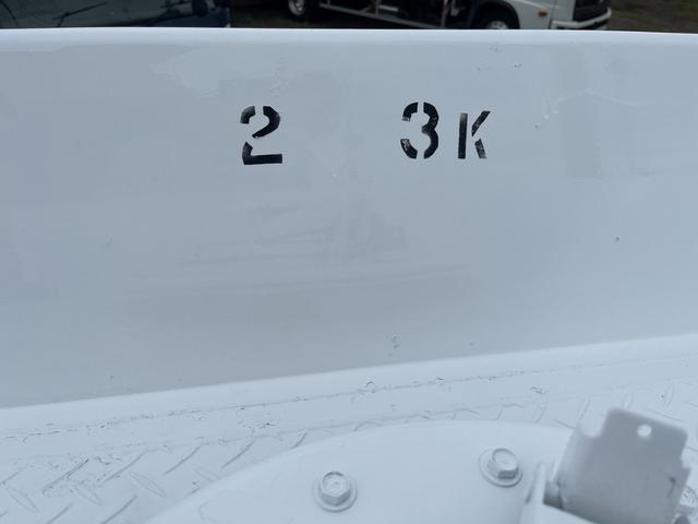 キャンター 　タンク容量　５０００Ｌ２室タイプ（２ＫＬ－３ＫＬ）　積載　４０００ｋｇ　新明和ＬＰ５０－６１モデル　消防書類あり　ワンオーナー車両　タンク外側塗装仕上げ済み　６速マニュアル　ＰＴＯ作動（33枚目）