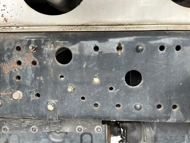 　タンク容量　５０００Ｌ２室タイプ（２ＫＬ－３ＫＬ）　積載　４０００ｋｇ　新明和ＬＰ５０－６１モデル　消防書類あり　ワンオーナー車両　タンク外側塗装仕上げ済み　６速マニュアル　ＰＴＯ作動(43枚目)