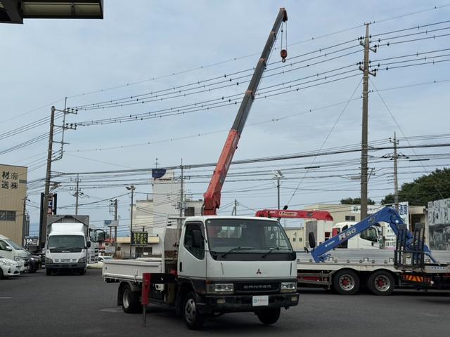 キャンター クレーン車　古河ユニック製５段　ＵＲＶ２６モデル　吊り２．６３ｔ　ラジコン　フックイン　荷台内寸：長さ３７２ｃｍ幅１９１ｃｍ　ハイデッキ　煤焼き無し　最大積載量２０００ｋｇ　５速マニュアル（3枚目）