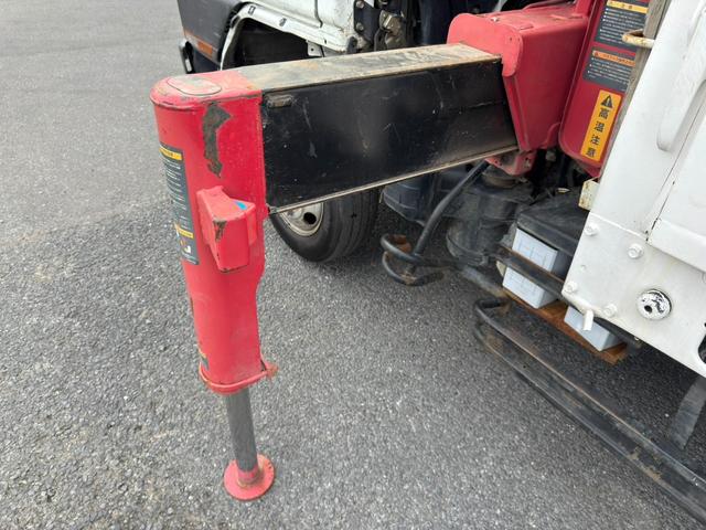 キャンター クレーン車　古河ユニック製５段　ＵＲＶ２６モデル　吊り２．６３ｔ　ラジコン　フックイン　荷台内寸：長さ３７２ｃｍ幅１９１ｃｍ　ハイデッキ　煤焼き無し　最大積載量２０００ｋｇ　５速マニュアル（23枚目）