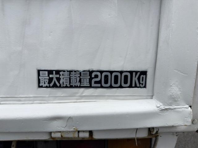 キャンター クレーン車　古河ユニック製５段　ＵＲＶ２６モデル　吊り２．６３ｔ　ラジコン　フックイン　荷台内寸：長さ３７２ｃｍ幅１９１ｃｍ　ハイデッキ　煤焼き無し　最大積載量２０００ｋｇ　５速マニュアル（31枚目）