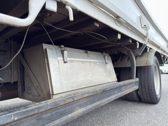 キャンター クレーン車　古河ユニック製５段　ＵＲＶ２６モデル　吊り２．６３ｔ　ラジコン　フックイン　荷台内寸：長さ３７２ｃｍ幅１９１ｃｍ　ハイデッキ　煤焼き無し　最大積載量２０００ｋｇ　５速マニュアル（49枚目）