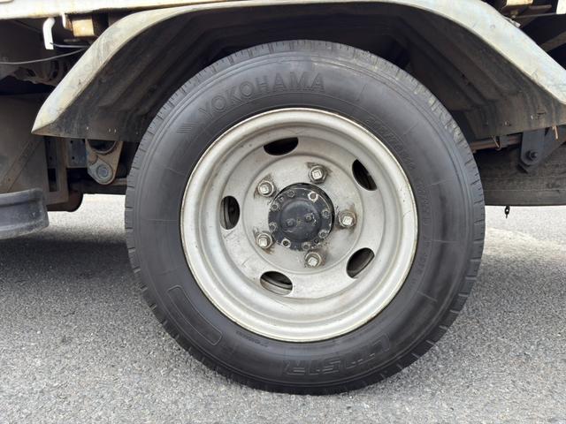 キャンター クレーン車　古河ユニック製５段　ＵＲＶ２６モデル　吊り２．６３ｔ　ラジコン　フックイン　荷台内寸：長さ３７２ｃｍ幅１９１ｃｍ　ハイデッキ　煤焼き無し　最大積載量２０００ｋｇ　５速マニュアル（60枚目）