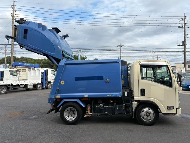 エルフトラック パッカー車　４．２立米　極東開発製プレス式パッカー　最大積載量２０００ｋｇ　左スライドドア　汚水タンク　ＬＥＤ電光掲示板　６速マニュアル（5枚目）