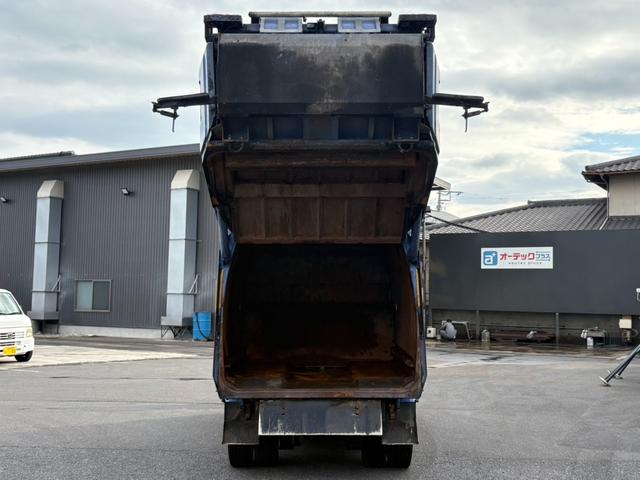 エルフトラック パッカー車　４．２立米　極東開発製プレス式パッカー　最大積載量２０００ｋｇ　左スライドドア　汚水タンク　ＬＥＤ電光掲示板　６速マニュアル（7枚目）