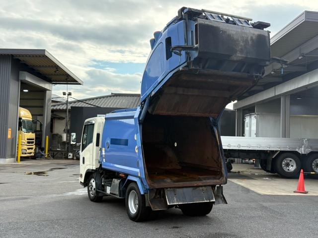 エルフトラック パッカー車　４．２立米　極東開発製プレス式パッカー　最大積載量２０００ｋｇ　左スライドドア　汚水タンク　ＬＥＤ電光掲示板　６速マニュアル（8枚目）