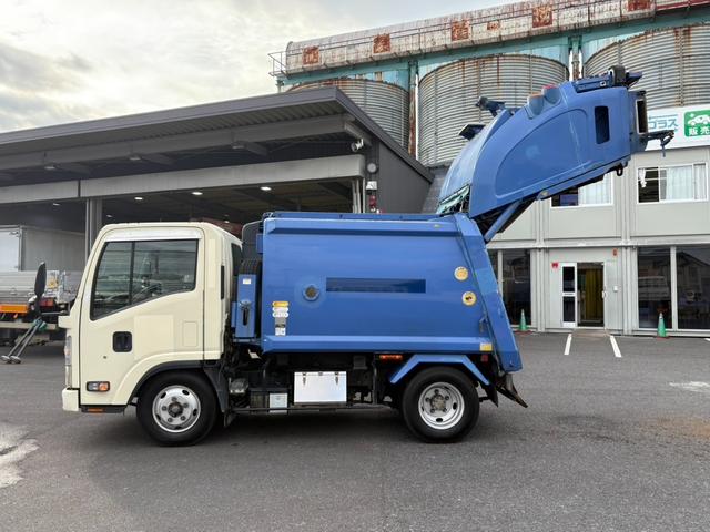 エルフトラック パッカー車　４．２立米　極東開発製プレス式パッカー　最大積載量２０００ｋｇ　左スライドドア　汚水タンク　ＬＥＤ電光掲示板　６速マニュアル（9枚目）