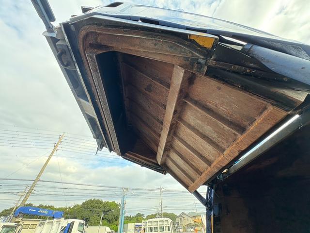 エルフトラック パッカー車　４．２立米　極東開発製プレス式パッカー　最大積載量２０００ｋｇ　左スライドドア　汚水タンク　ＬＥＤ電光掲示板　６速マニュアル（13枚目）