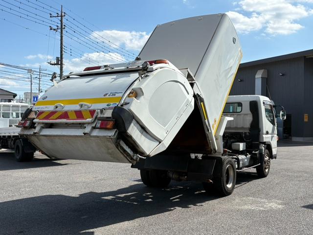 キャンター パッカー車　６．５立米　新明和製ボデー　巻き込み式パッカー　連続スイッチ　最大積載量３３００ｋｇ　汚水タンク　デュオニック２ペダル（ＡＴ限定運転可）（6枚目）