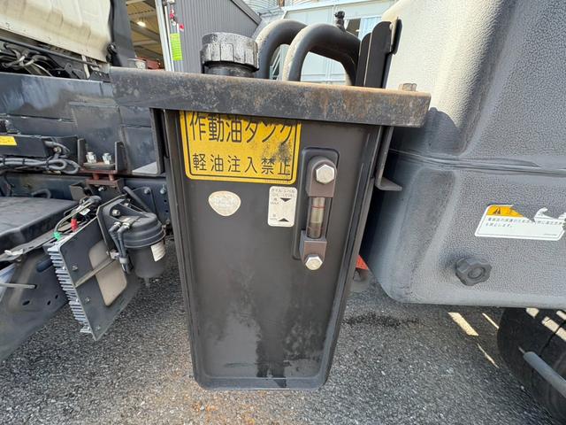 キャンター パッカー車　６．５立米　新明和製ボデー　巻き込み式パッカー　連続スイッチ　最大積載量３３００ｋｇ　汚水タンク　デュオニック２ペダル（ＡＴ限定運転可）（24枚目）