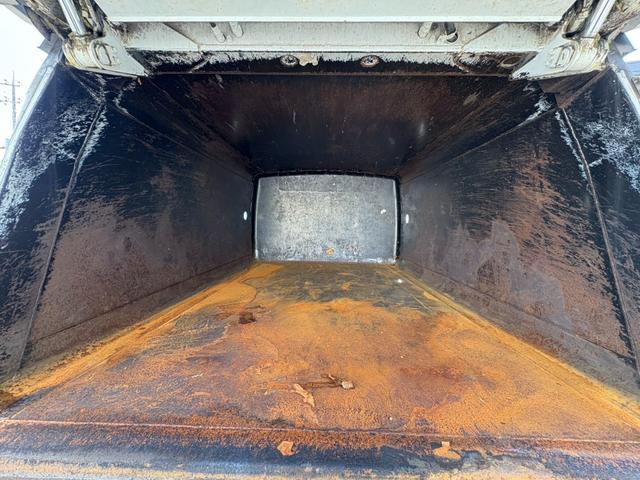 キャンター パッカー車　６．５立米　新明和製ボデー　巻き込み式パッカー　連続スイッチ　最大積載量３３００ｋｇ　汚水タンク　デュオニック２ペダル（ＡＴ限定運転可）（26枚目）