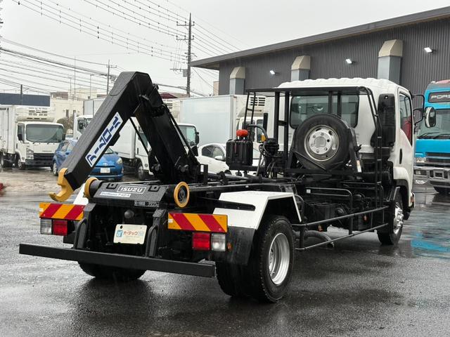 フォワード アームロール 新明和製アームロール ツインホイスト リアジャッキ CCA44-20モデル 外装仕上済 6速マニュアル 最大積載量3900kg 4HK1エンジン 190馬力(6枚目)