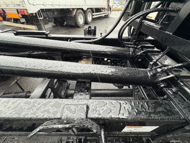 フォワード アームロール 新明和製アームロール ツインホイスト リアジャッキ CCA44-20モデル 外装仕上済 6速マニュアル 最大積載量3900kg 4HK1エンジン 190馬力(9枚目)