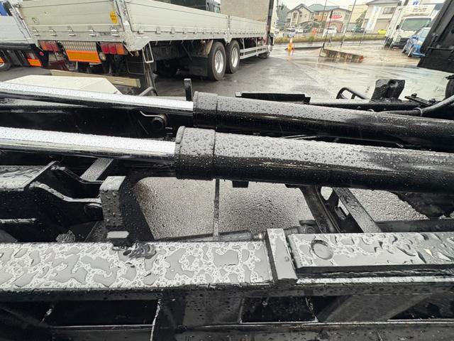 フォワード アームロール 新明和製アームロール ツインホイスト リアジャッキ CCA44-20モデル 外装仕上済 6速マニュアル 最大積載量3900kg 4HK1エンジン 190馬力(10枚目)