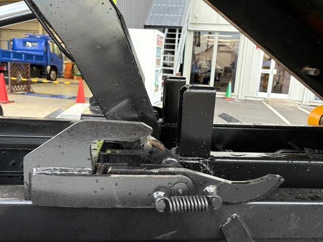 ヒノレンジャー アームロール ヒアブ製マルチリフト シングルホイスト 最大積載量4000kg 実走行10万キロ台 6速マニュアル コンテナサイズ:長さ352cm幅191cm高さ113cm コンテナメーカー:白川鉄工(12枚目)