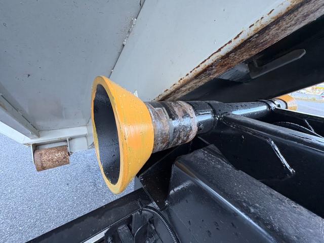 ヒノレンジャー アームロール ヒアブ製マルチリフト シングルホイスト 最大積載量4000kg 実走行10万キロ台 6速マニュアル コンテナサイズ:長さ352cm幅191cm高さ113cm コンテナメーカー:白川鉄工(18枚目)