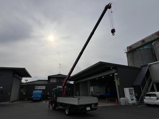 キャンター ４段クレーン　ユニック　４段ラジコンクレーン　フックイン　ＵＲＵ２６４モデル　２．６３ｔ吊り　煤焼無　アルミブロック　床素材：鉄板　荷台内寸：長さ３５７ｃｍ　幅１８０ｃｍ　最大積載量３，０００ｋｇ　５速マニュアル（6枚目）