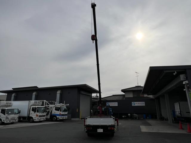 キャンター ４段クレーン　ユニック　４段ラジコンクレーン　フックイン　ＵＲＵ２６４モデル　２．６３ｔ吊り　煤焼無　アルミブロック　床素材：鉄板　荷台内寸：長さ３５７ｃｍ　幅１８０ｃｍ　最大積載量３，０００ｋｇ　５速マニュアル（7枚目）