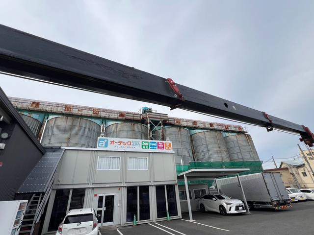 キャンター ４段クレーン　ユニック　４段ラジコンクレーン　フックイン　ＵＲＵ２６４モデル　２．６３ｔ吊り　煤焼無　アルミブロック　床素材：鉄板　荷台内寸：長さ３５７ｃｍ　幅１８０ｃｍ　最大積載量３，０００ｋｇ　５速マニュアル（15枚目）