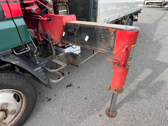 キャンター ４段クレーン　ユニック　４段ラジコンクレーン　フックイン　ＵＲＵ２６４モデル　２．６３ｔ吊り　煤焼無　アルミブロック　床素材：鉄板　荷台内寸：長さ３５７ｃｍ　幅１８０ｃｍ　最大積載量３，０００ｋｇ　５速マニュアル（24枚目）