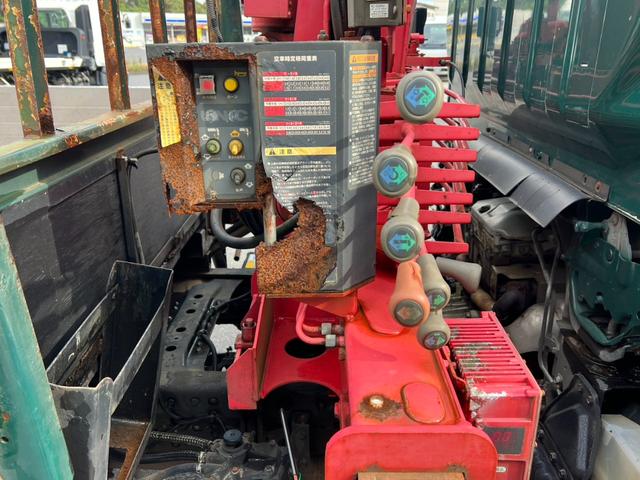 キャンター ４段クレーン　ユニック　４段ラジコンクレーン　フックイン　ＵＲＵ２６４モデル　２．６３ｔ吊り　煤焼無　アルミブロック　床素材：鉄板　荷台内寸：長さ３５７ｃｍ　幅１８０ｃｍ　最大積載量３，０００ｋｇ　５速マニュアル（26枚目）