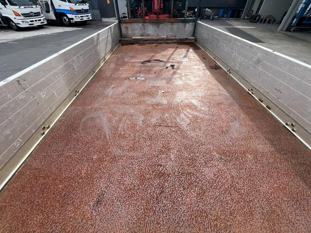 キャンター ４段クレーン　ユニック　４段ラジコンクレーン　フックイン　ＵＲＵ２６４モデル　２．６３ｔ吊り　煤焼無　アルミブロック　床素材：鉄板　荷台内寸：長さ３５７ｃｍ　幅１８０ｃｍ　最大積載量３，０００ｋｇ　５速マニュアル（33枚目）