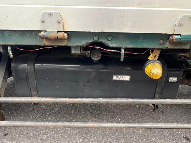 キャンター ４段クレーン　ユニック　４段ラジコンクレーン　フックイン　ＵＲＵ２６４モデル　２．６３ｔ吊り　煤焼無　アルミブロック　床素材：鉄板　荷台内寸：長さ３５７ｃｍ　幅１８０ｃｍ　最大積載量３，０００ｋｇ　５速マニュアル（42枚目）