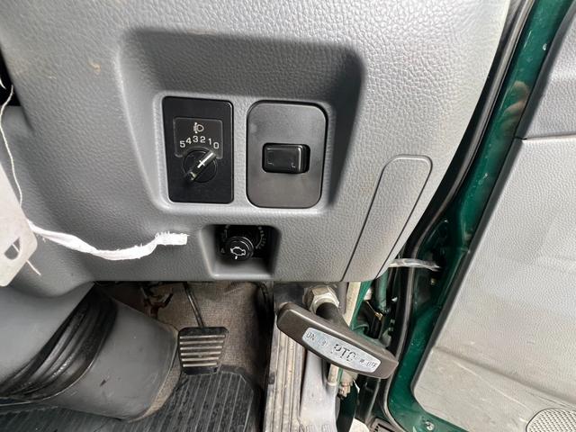 キャンター ４段クレーン　ユニック　４段ラジコンクレーン　フックイン　ＵＲＵ２６４モデル　２．６３ｔ吊り　煤焼無　アルミブロック　床素材：鉄板　荷台内寸：長さ３５７ｃｍ　幅１８０ｃｍ　最大積載量３，０００ｋｇ　５速マニュアル（55枚目）