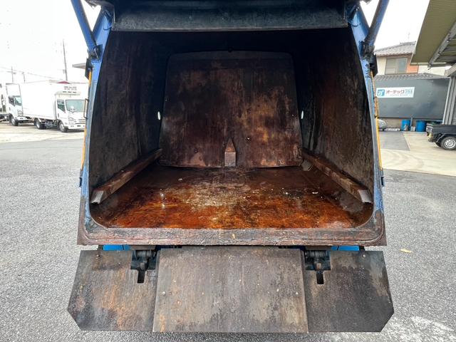 エルフトラック パッカー車 モリタ製プレスパッカー 4.1立米 最大積載量2000kg 汚水タンク 6速マニュアル 左スライドドア 左電動格納ミラー キャビン内書類棚 4JJ1エンジン150馬力(13枚目)