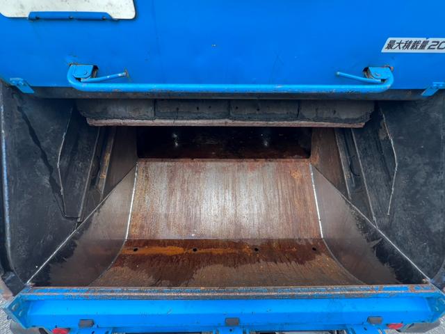 エルフトラック パッカー車 モリタ製プレスパッカー 4.1立米 最大積載量2000kg 汚水タンク 6速マニュアル 左スライドドア 左電動格納ミラー キャビン内書類棚 4JJ1エンジン150馬力(16枚目)