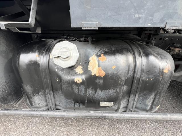 エルフトラック パッカー車 モリタ製プレスパッカー 4.1立米 最大積載量2000kg 汚水タンク 6速マニュアル 左スライドドア 左電動格納ミラー キャビン内書類棚 4JJ1エンジン150馬力(27枚目)