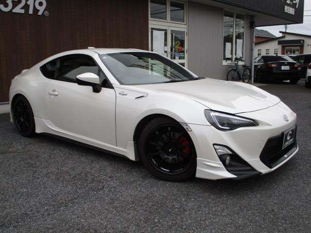 ８６ ＧＴ　６速ＭＴ　ＴＲＤフルエアロ　ＴＲＤ車高調　強化クラッチ　ＨＫＳマフラー　機械式ＬＳＤ　ＢＬＩＴＺ３連追加メーター　クスコオイルキャッチタンク　外ヘッドライト　スマートキー＆Ｐスタート　スピンターンノブ（6枚目）