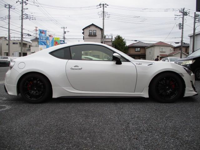８６ ＧＴ　６速ＭＴ　ＴＲＤフルエアロ　ＴＲＤ車高調　強化クラッチ　ＨＫＳマフラー　機械式ＬＳＤ　ＢＬＩＴＺ３連追加メーター　クスコオイルキャッチタンク　外ヘッドライト　スマートキー＆Ｐスタート　スピンターンノブ（8枚目）