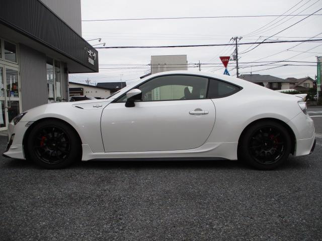 ８６ ＧＴ　６速ＭＴ　ＴＲＤフルエアロ　ＴＲＤ車高調　強化クラッチ　ＨＫＳマフラー　機械式ＬＳＤ　ＢＬＩＴＺ３連追加メーター　クスコオイルキャッチタンク　外ヘッドライト　スマートキー＆Ｐスタート　スピンターンノブ（9枚目）