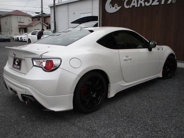 ８６ ＧＴ　６速ＭＴ　ＴＲＤフルエアロ　ＴＲＤ車高調　強化クラッチ　ＨＫＳマフラー　機械式ＬＳＤ　ＢＬＩＴＺ３連追加メーター　クスコオイルキャッチタンク　外ヘッドライト　スマートキー＆Ｐスタート　スピンターンノブ（11枚目）