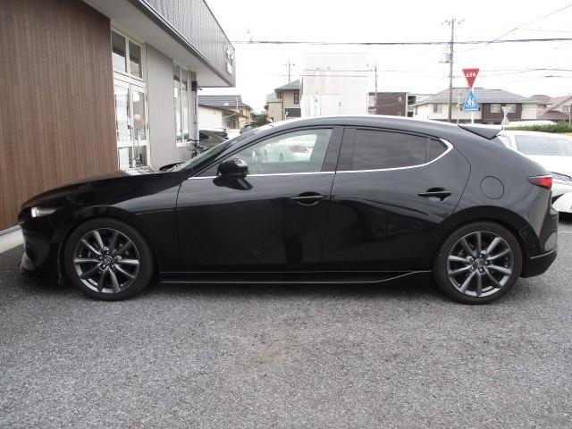 MAZDA3ファストバック XDバーガンディ セレクション 赤革シート シグネチャースタイル(F/S/Rエアロ) OP全周囲カメラ スマートブレーキ 追従レーダークルーズ ルーフ スポイラー ブラインドスポット ローダウン シートヒーター オートホールド(12枚目)