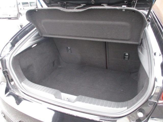 ＭＡＺＤＡ３ファストバック ＸＤバーガンディ　セレクション　赤革シート　シグネチャースタイル（Ｆ／Ｓ／Ｒエアロ）　ＯＰ全周囲カメラ　スマートブレーキ　追従レーダークルーズ　ルーフ　スポイラー　ブラインドスポット　ローダウン　シートヒーター　オートホールド（21枚目）