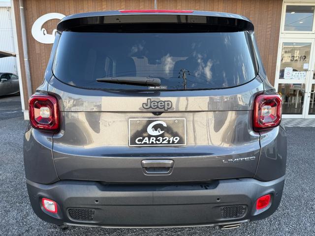 ジープ・レネゲード リミテッド　後期型　ＣａｒＰｌａｙ　ＬＥＤヘッドライト　黒革シート　レーダークルーズ　電子パーキング　クリアランスソナー　シートヒーター　ステアリングヒーター　　社外１７ＡＷ　１７インチ純正アルミ／サマータイヤ付（6枚目）