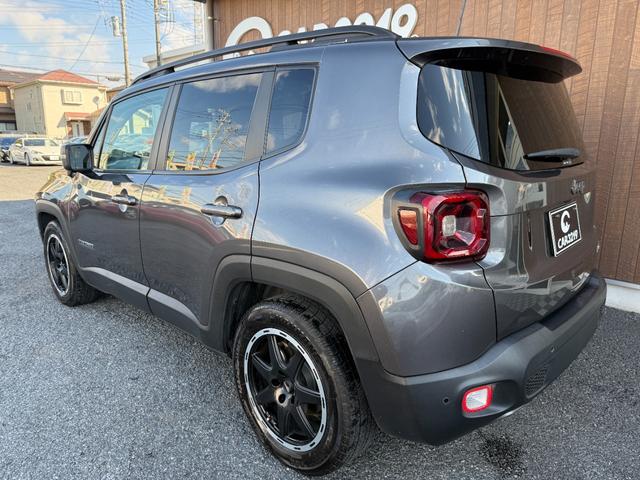 ジープ・レネゲード リミテッド　後期型　ＣａｒＰｌａｙ　ＬＥＤヘッドライト　黒革シート　レーダークルーズ　電子パーキング　クリアランスソナー　シートヒーター　ステアリングヒーター　　社外１７ＡＷ　１７インチ純正アルミ／サマータイヤ付（7枚目）