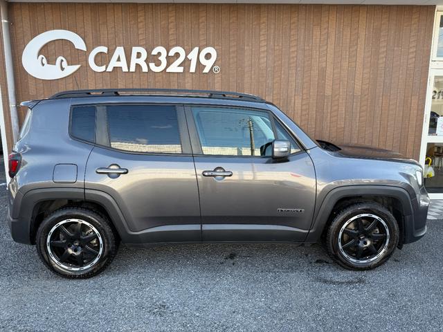 ジープ・レネゲード リミテッド　後期型　ＣａｒＰｌａｙ　ＬＥＤヘッドライト　黒革シート　レーダークルーズ　電子パーキング　クリアランスソナー　シートヒーター　ステアリングヒーター　　社外１７ＡＷ　１７インチ純正アルミ／サマータイヤ付（8枚目）