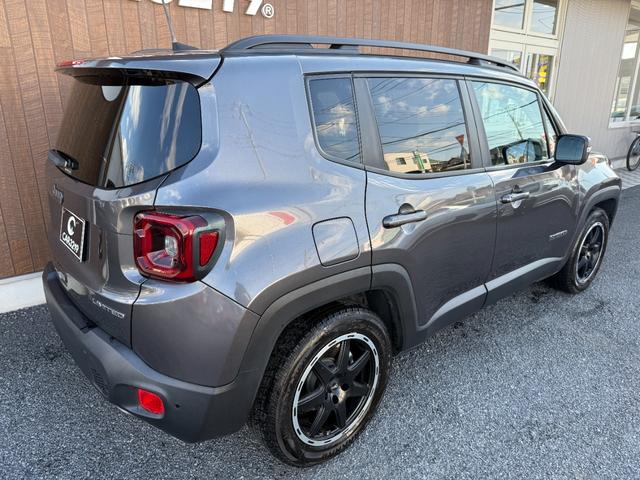 ジープ・レネゲード リミテッド　後期型　ＣａｒＰｌａｙ　ＬＥＤヘッドライト　黒革シート　レーダークルーズ　電子パーキング　クリアランスソナー　シートヒーター　ステアリングヒーター　　社外１７ＡＷ　１７インチ純正アルミ／サマータイヤ付（11枚目）