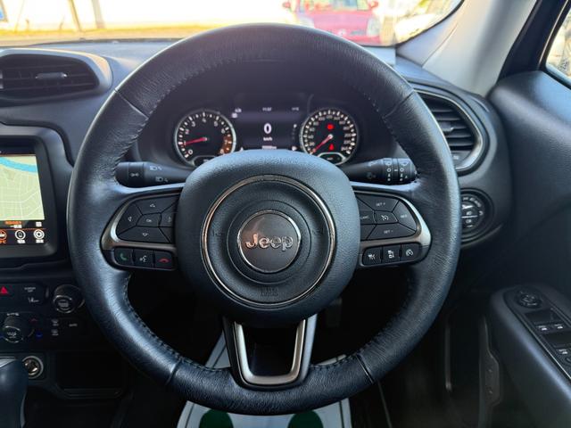 ジープ・レネゲード リミテッド　後期型　ＣａｒＰｌａｙ　ＬＥＤヘッドライト　黒革シート　レーダークルーズ　電子パーキング　クリアランスソナー　シートヒーター　ステアリングヒーター　　社外１７ＡＷ　１７インチ純正アルミ／サマータイヤ付（12枚目）