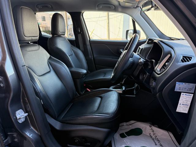 ジープ・レネゲード リミテッド　後期型　ＣａｒＰｌａｙ　ＬＥＤヘッドライト　黒革シート　レーダークルーズ　電子パーキング　クリアランスソナー　シートヒーター　ステアリングヒーター　　社外１７ＡＷ　１７インチ純正アルミ／サマータイヤ付（13枚目）