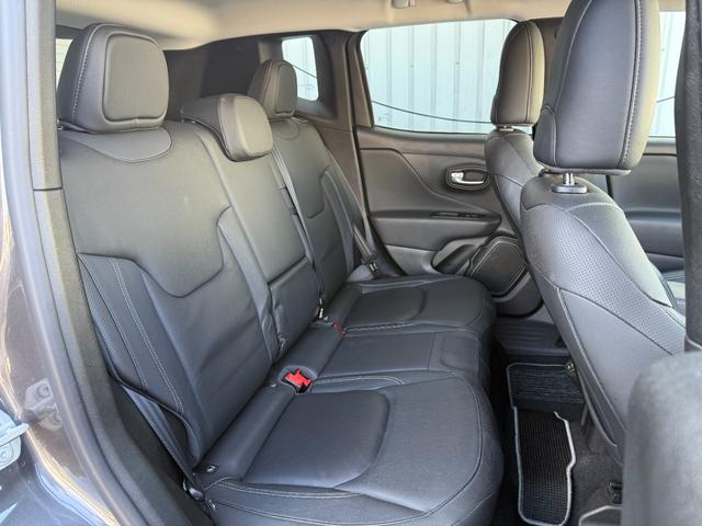 ジープ・レネゲード リミテッド　後期型　ＣａｒＰｌａｙ　ＬＥＤヘッドライト　黒革シート　レーダークルーズ　電子パーキング　クリアランスソナー　シートヒーター　ステアリングヒーター　　社外１７ＡＷ　１７インチ純正アルミ／サマータイヤ付（14枚目）