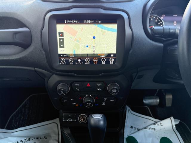 ジープ・レネゲード リミテッド　後期型　ＣａｒＰｌａｙ　ＬＥＤヘッドライト　黒革シート　レーダークルーズ　電子パーキング　クリアランスソナー　シートヒーター　ステアリングヒーター　　社外１７ＡＷ　１７インチ純正アルミ／サマータイヤ付（15枚目）