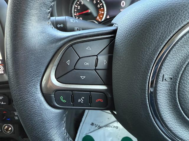 ジープ・レネゲード リミテッド　後期型　ＣａｒＰｌａｙ　ＬＥＤヘッドライト　黒革シート　レーダークルーズ　電子パーキング　クリアランスソナー　シートヒーター　ステアリングヒーター　　社外１７ＡＷ　１７インチ純正アルミ／サマータイヤ付（22枚目）