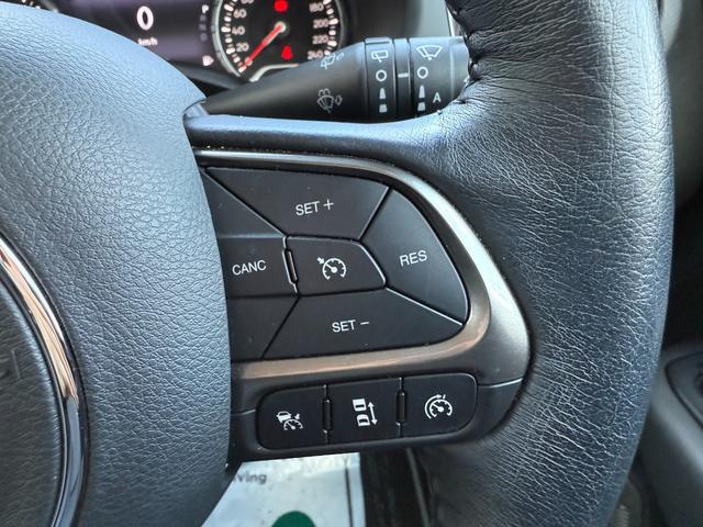 ジープ・レネゲード リミテッド　後期型　ＣａｒＰｌａｙ　ＬＥＤヘッドライト　黒革シート　レーダークルーズ　電子パーキング　クリアランスソナー　シートヒーター　ステアリングヒーター　　社外１７ＡＷ　１７インチ純正アルミ／サマータイヤ付（23枚目）