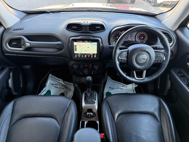 ジープ・レネゲード リミテッド　後期型　ＣａｒＰｌａｙ　ＬＥＤヘッドライト　黒革シート　レーダークルーズ　電子パーキング　クリアランスソナー　シートヒーター　ステアリングヒーター　　社外１７ＡＷ　１７インチ純正アルミ／サマータイヤ付（24枚目）