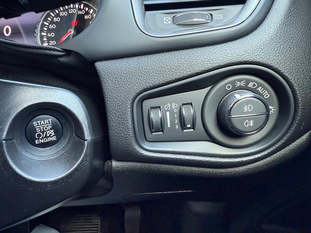 ジープ・レネゲード リミテッド　後期型　ＣａｒＰｌａｙ　ＬＥＤヘッドライト　黒革シート　レーダークルーズ　電子パーキング　クリアランスソナー　シートヒーター　ステアリングヒーター　　社外１７ＡＷ　１７インチ純正アルミ／サマータイヤ付（26枚目）